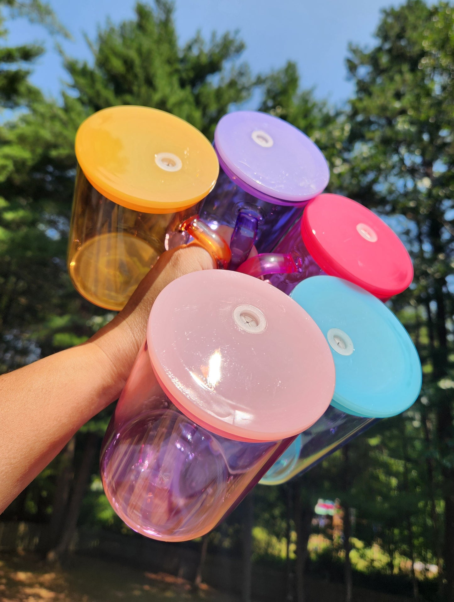 Colored glass mug with plastic lid