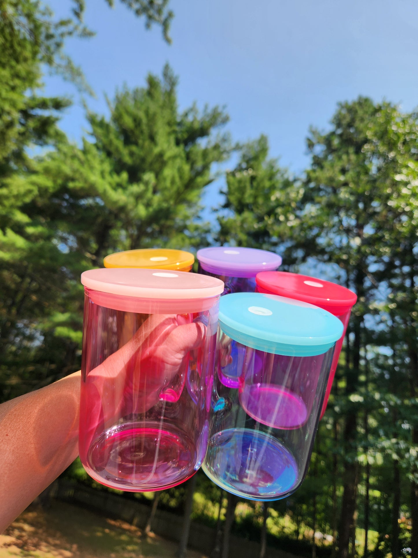 Colored glass mug with plastic lid