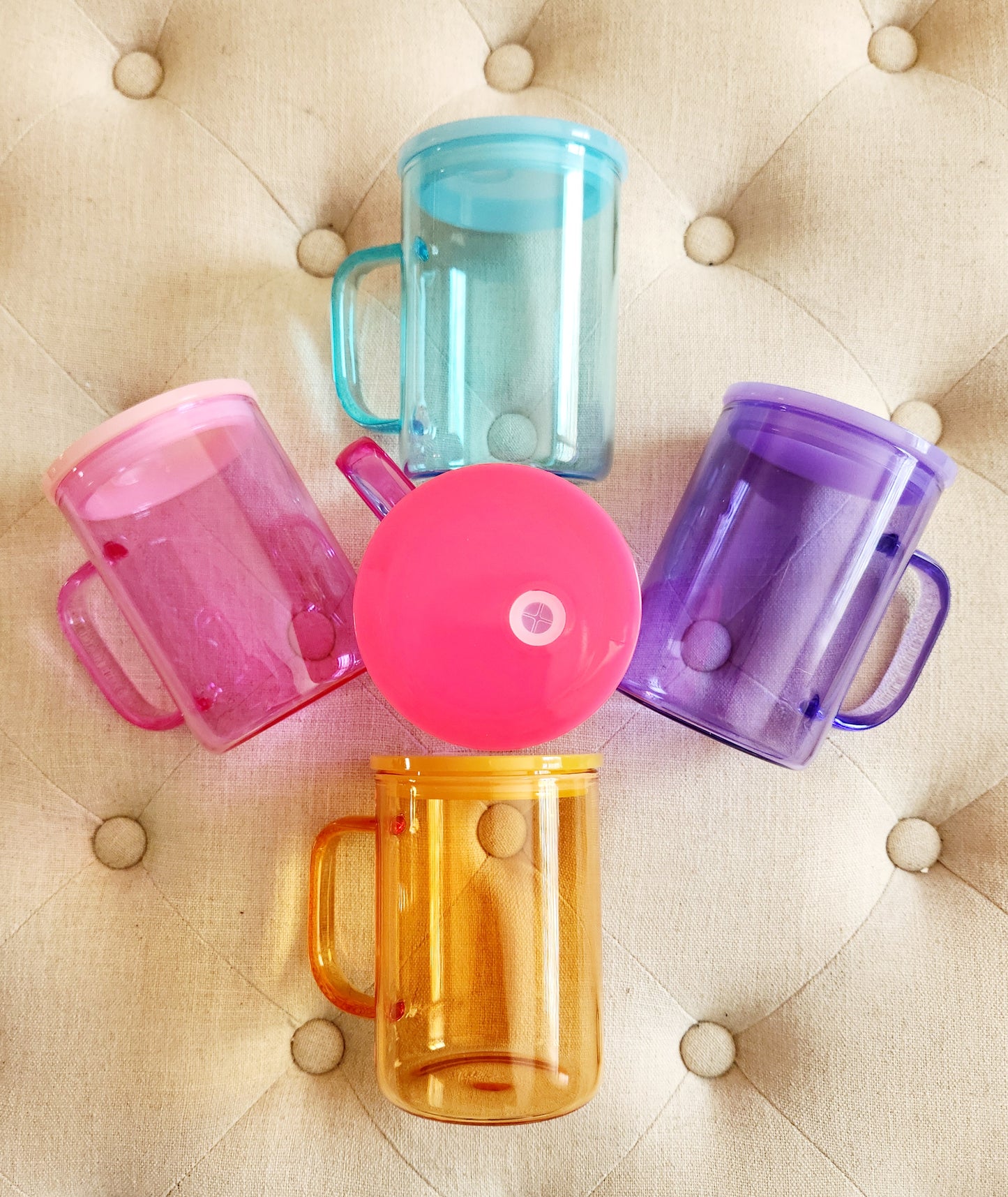 Colored glass mug with plastic lid