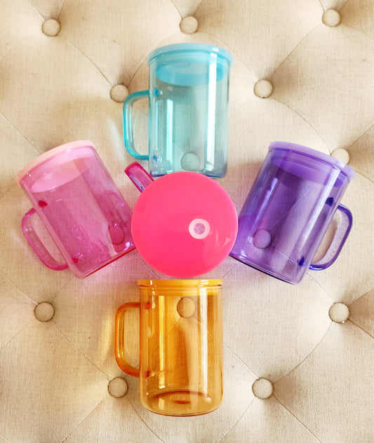 Colored glass mug with plastic lid